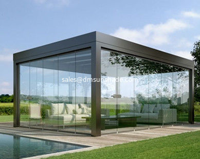 Pergola elettrica esterna con lamelle orientabili, tende a zip antivento e porte in vetro