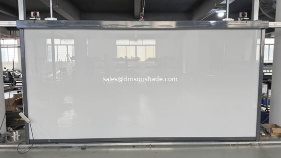 Vendite calde Motorized Spring Windproof Zip Blinds per patio e balcone Manual Auxiliary Lifting Roller Blind